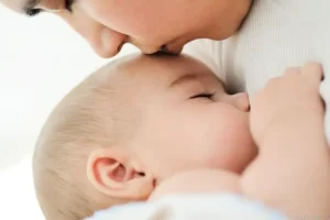 رؤية خروج الحليب من الثدي