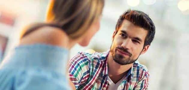 رؤية رجل معروف في المنام للعزباء